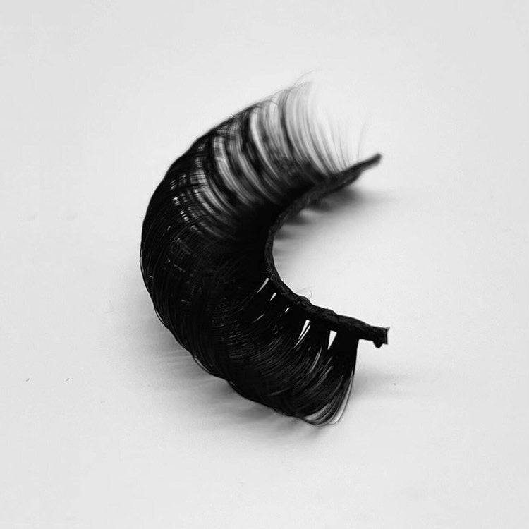 Russian strip eyelashes Skye made from premium mink, featuring a lightweight and durable design for a comfortable fit.